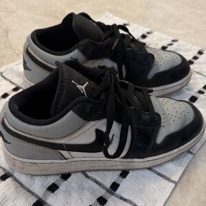 Boys Nike Air Jordan Black and Gray Low-Top Sneakers 6.5 youth (pre-teen)